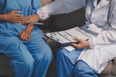 Sağlık, Doktor Teknolojisi, X-Ray Analizi için Tıbbi Ekip Dijital Tablet Kullanıyor.