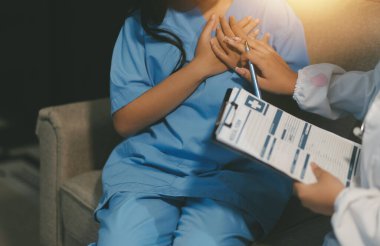 Sağlık, Doktor Teknolojisi, X-Ray Analizi için Tıbbi Ekip Dijital Tablet Kullanıyor.