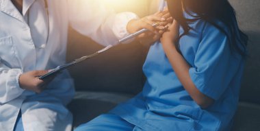 Sağlık, Doktor Teknolojisi, X-Ray Analizi için Tıbbi Ekip Dijital Tablet Kullanıyor.