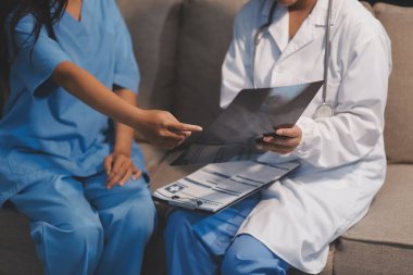 Sağlık, Doktor Teknolojisi, X-Ray Analizi için Tıbbi Ekip Dijital Tablet Kullanıyor.