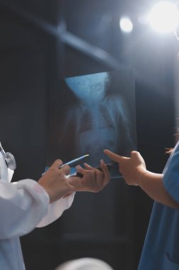 Sağlık, Doktor Teknolojisi, X-Ray Analizi için Tıbbi Ekip Dijital Tablet Kullanıyor.