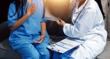 Sağlık, Doktor Teknolojisi, X-Ray Analizi için Tıbbi Ekip Dijital Tablet Kullanıyor.