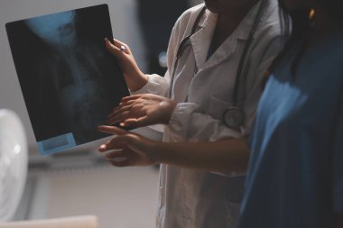 Sağlık, Doktor Teknolojisi, X-Ray Analizi için Tıbbi Ekip Dijital Tablet Kullanıyor.