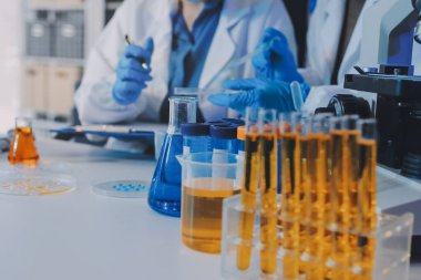 Araştırma ya da geliştirme için laboratuardaki insanlarla işbirliği, tablet ya da bilim. Tıbbi araştırma ve planlama için klinik deneyde bilim adamlarıyla buluşlar, teknolojiler ve mikroskop