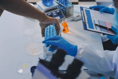 Araştırma ya da geliştirme için laboratuardaki insanlarla işbirliği, tablet ya da bilim. Tıbbi araştırma ve planlama için klinik deneyde bilim adamlarıyla buluşlar, teknolojiler ve mikroskop