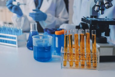 Araştırma ya da geliştirme için laboratuardaki insanlarla işbirliği, tablet ya da bilim. Tıbbi araştırma ve planlama için klinik deneyde bilim adamlarıyla buluşlar, teknolojiler ve mikroskop