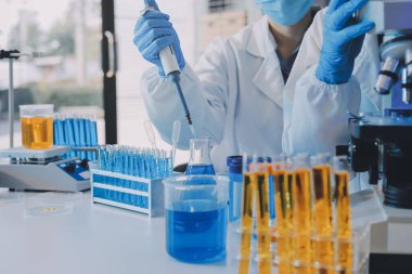 Araştırma ya da geliştirme için laboratuardaki insanlarla işbirliği, tablet ya da bilim. Tıbbi araştırma ve planlama için klinik deneyde bilim adamlarıyla buluşlar, teknolojiler ve mikroskop