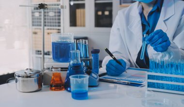 Araştırma ya da geliştirme için laboratuardaki insanlarla işbirliği, tablet ya da bilim. Tıbbi araştırma ve planlama için klinik deneyde bilim adamlarıyla buluşlar, teknolojiler ve mikroskop