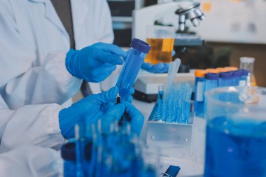 Araştırma ya da geliştirme için laboratuardaki insanlarla işbirliği, tablet ya da bilim. Tıbbi araştırma ve planlama için klinik deneyde bilim adamlarıyla buluşlar, teknolojiler ve mikroskop