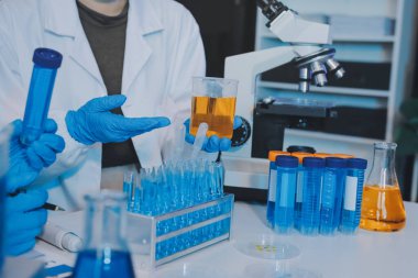 Araştırma ya da geliştirme için laboratuardaki insanlarla işbirliği, tablet ya da bilim. Tıbbi araştırma ve planlama için klinik deneyde bilim adamlarıyla buluşlar, teknolojiler ve mikroskop