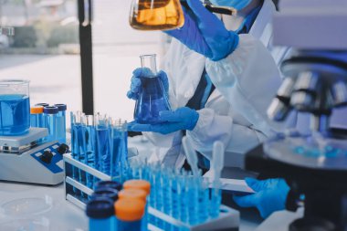 Araştırma ya da geliştirme için laboratuardaki insanlarla işbirliği, tablet ya da bilim. Tıbbi araştırma ve planlama için klinik deneyde bilim adamlarıyla buluşlar, teknolojiler ve mikroskop