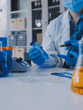 Araştırma ya da geliştirme için laboratuardaki insanlarla işbirliği, tablet ya da bilim. Tıbbi araştırma ve planlama için klinik deneyde bilim adamlarıyla buluşlar, teknolojiler ve mikroskop