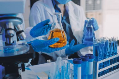 Araştırma ya da geliştirme için laboratuardaki insanlarla işbirliği, tablet ya da bilim. Tıbbi araştırma ve planlama için klinik deneyde bilim adamlarıyla buluşlar, teknolojiler ve mikroskop