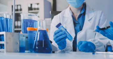 Araştırma ya da geliştirme için laboratuardaki insanlarla işbirliği, tablet ya da bilim. Tıbbi araştırma ve planlama için klinik deneyde bilim adamlarıyla buluşlar, teknolojiler ve mikroskop