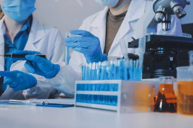 Araştırma ya da geliştirme için laboratuardaki insanlarla işbirliği, tablet ya da bilim. Tıbbi araştırma ve planlama için klinik deneyde bilim adamlarıyla buluşlar, teknolojiler ve mikroskop