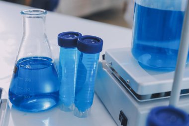 Araştırma ya da geliştirme için laboratuardaki insanlarla işbirliği, tablet ya da bilim. Tıbbi araştırma ve planlama için klinik deneyde bilim adamlarıyla buluşlar, teknolojiler ve mikroskop