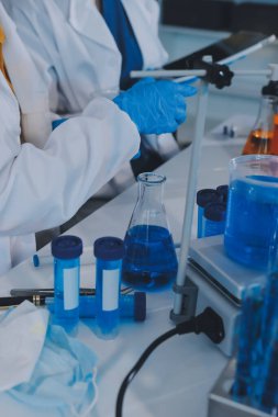 Araştırma ya da geliştirme için laboratuardaki insanlarla işbirliği, tablet ya da bilim. Tıbbi araştırma ve planlama için klinik deneyde bilim adamlarıyla buluşlar, teknolojiler ve mikroskop