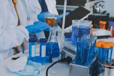 Araştırma ya da geliştirme için laboratuardaki insanlarla işbirliği, tablet ya da bilim. Tıbbi araştırma ve planlama için klinik deneyde bilim adamlarıyla buluşlar, teknolojiler ve mikroskop