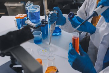 Araştırma ya da geliştirme için laboratuardaki insanlarla işbirliği, tablet ya da bilim. Tıbbi araştırma ve planlama için klinik deneyde bilim adamlarıyla buluşlar, teknolojiler ve mikroskop