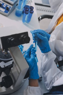 Araştırma ya da geliştirme için laboratuardaki insanlarla işbirliği, tablet ya da bilim. Tıbbi araştırma ve planlama için klinik deneyde bilim adamlarıyla buluşlar, teknolojiler ve mikroskop