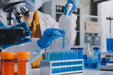 Araştırma ya da geliştirme için laboratuardaki insanlarla işbirliği, tablet ya da bilim. Tıbbi araştırma ve planlama için klinik deneyde bilim adamlarıyla buluşlar, teknolojiler ve mikroskop