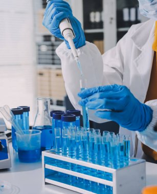 Araştırma ya da geliştirme için laboratuardaki insanlarla işbirliği, tablet ya da bilim. Tıbbi araştırma ve planlama için klinik deneyde bilim adamlarıyla buluşlar, teknolojiler ve mikroskop