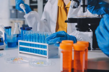 Araştırma ya da geliştirme için laboratuardaki insanlarla işbirliği, tablet ya da bilim. Tıbbi araştırma ve planlama için klinik deneyde bilim adamlarıyla buluşlar, teknolojiler ve mikroskop