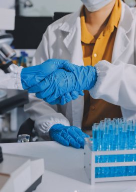 Araştırma ya da geliştirme için laboratuardaki insanlarla işbirliği, tablet ya da bilim. Tıbbi araştırma ve planlama için klinik deneyde bilim adamlarıyla buluşlar, teknolojiler ve mikroskop