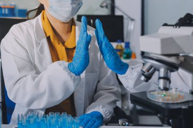 Araştırma ya da geliştirme için laboratuardaki insanlarla işbirliği, tablet ya da bilim. Tıbbi araştırma ve planlama için klinik deneyde bilim adamlarıyla buluşlar, teknolojiler ve mikroskop