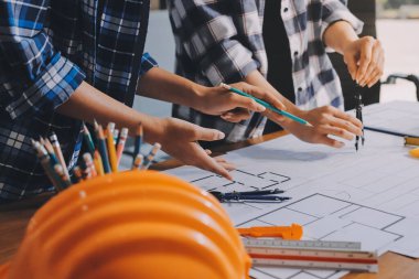 Modellik ve mühendislik araçları, inşaat konsepti ve çalışma sahasındaki proje ortağı ile çalışma planı toplantısı üzerine çalışan mühendis inşaat ve yapı kavramı.