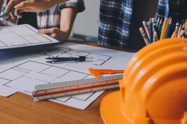 Modellik ve mühendislik araçları, inşaat konsepti ve çalışma sahasındaki proje ortağı ile çalışma planı toplantısı üzerine çalışan mühendis inşaat ve yapı kavramı.