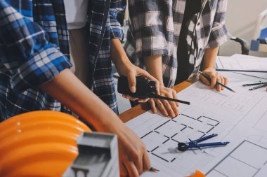 Modellik ve mühendislik araçları, inşaat konsepti ve çalışma sahasındaki proje ortağı ile çalışma planı toplantısı üzerine çalışan mühendis inşaat ve yapı kavramı.