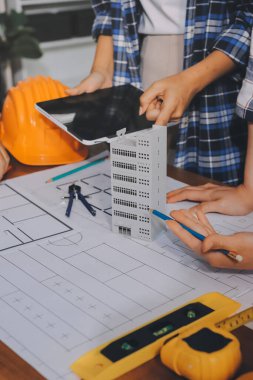 Modellik ve mühendislik araçları, inşaat konsepti ve çalışma sahasındaki proje ortağı ile çalışma planı toplantısı üzerine çalışan mühendis inşaat ve yapı kavramı.