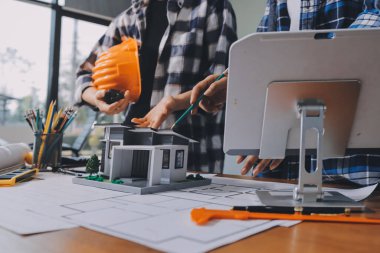 Modellik ve mühendislik araçları, inşaat konsepti ve çalışma sahasındaki proje ortağı ile çalışma planı toplantısı üzerine çalışan mühendis inşaat ve yapı kavramı.