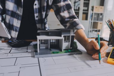 Modellik ve mühendislik araçları, inşaat konsepti ve çalışma sahasındaki proje ortağı ile çalışma planı toplantısı üzerine çalışan mühendis inşaat ve yapı kavramı.