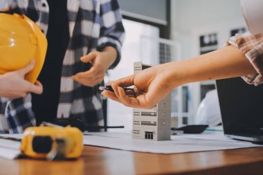 Modellik ve mühendislik araçları, inşaat konsepti ve çalışma sahasındaki proje ortağı ile çalışma planı toplantısı üzerine çalışan mühendis inşaat ve yapı kavramı.