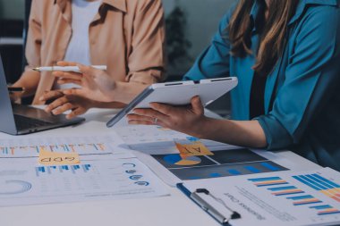 Profesyonel Yönetici iş ekibi yatırım projesi çalışma ve iş yapma stratejisi planlama toplantı üzerinde beyin fırtınası ortak ve işbirliği danışma ile konuşma