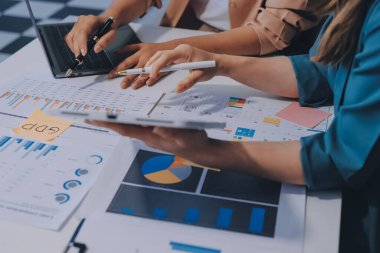 Profesyonel Yönetici iş ekibi yatırım projesi çalışma ve iş yapma stratejisi planlama toplantı üzerinde beyin fırtınası ortak ve işbirliği danışma ile konuşma