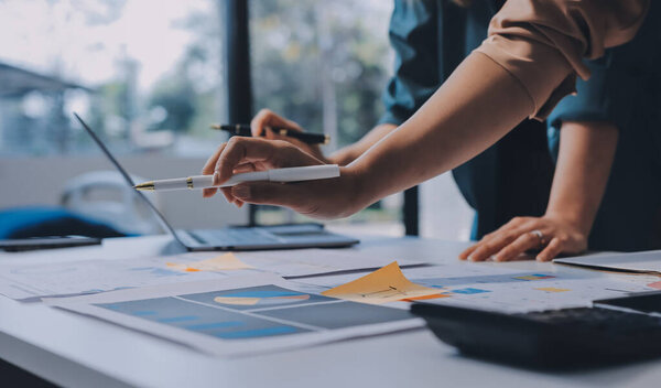 Профессиональный бизнес-команда мозговой штурм на встрече по планированию работы инвестиционного проекта и стратегии ведения бизнеса разговор с партнером и консультации сотрудничества
