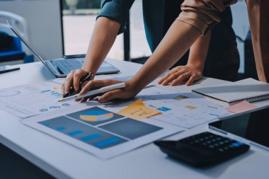 Profesyonel Yönetici iş ekibi yatırım projesi çalışma ve iş yapma stratejisi planlama toplantı üzerinde beyin fırtınası ortak ve işbirliği danışma ile konuşma