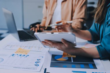 Profesyonel Yönetici iş ekibi yatırım projesi çalışma ve iş yapma stratejisi planlama toplantı üzerinde beyin fırtınası ortak ve işbirliği danışma ile konuşma