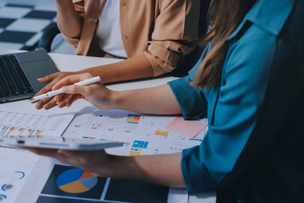 Profesyonel Yönetici iş ekibi yatırım projesi çalışma ve iş yapma stratejisi planlama toplantı üzerinde beyin fırtınası ortak ve işbirliği danışma ile konuşma