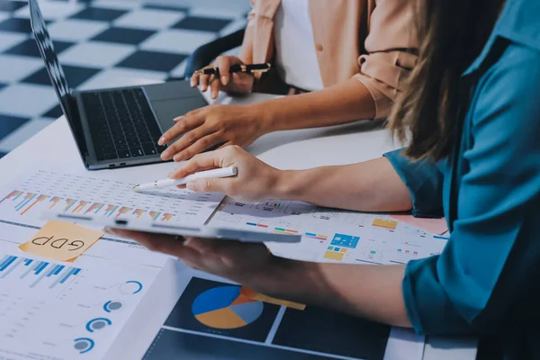 Profesyonel Yönetici iş ekibi yatırım projesi çalışma ve iş yapma stratejisi planlama toplantı üzerinde beyin fırtınası ortak ve işbirliği danışma ile konuşma