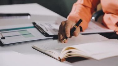 Bir proje üzerinde çalışırken hesap makinesi kullanan kadınların ellerini kapat