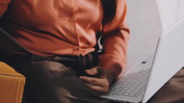 işkadını işyeri dizüstü bilgisayar ile