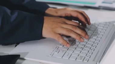 Dizüstü bilgisayarda yazan bir erkeğin elini kapat.