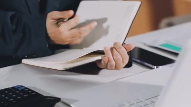 Ofiste bilgisayarla çalışan iş kadını.