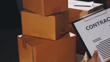 Bir kutuda karton kutular paketleyen bir adam. teslimat servisi, çevrimiçi sipariş, nakliye servisi, çevrimiçi iş, çevrimiçi dağıtım, nakliye, nakliye, nakliye