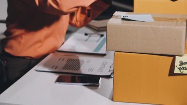 Ofisinde paket kutuları olan teslimatçı.