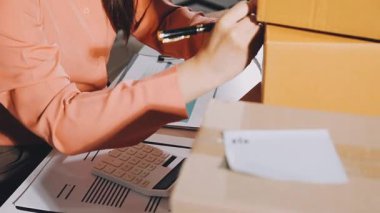 Ofisteki kadın dizüstü bilgisayarda çalışıyor ve e-posta gönderiyor